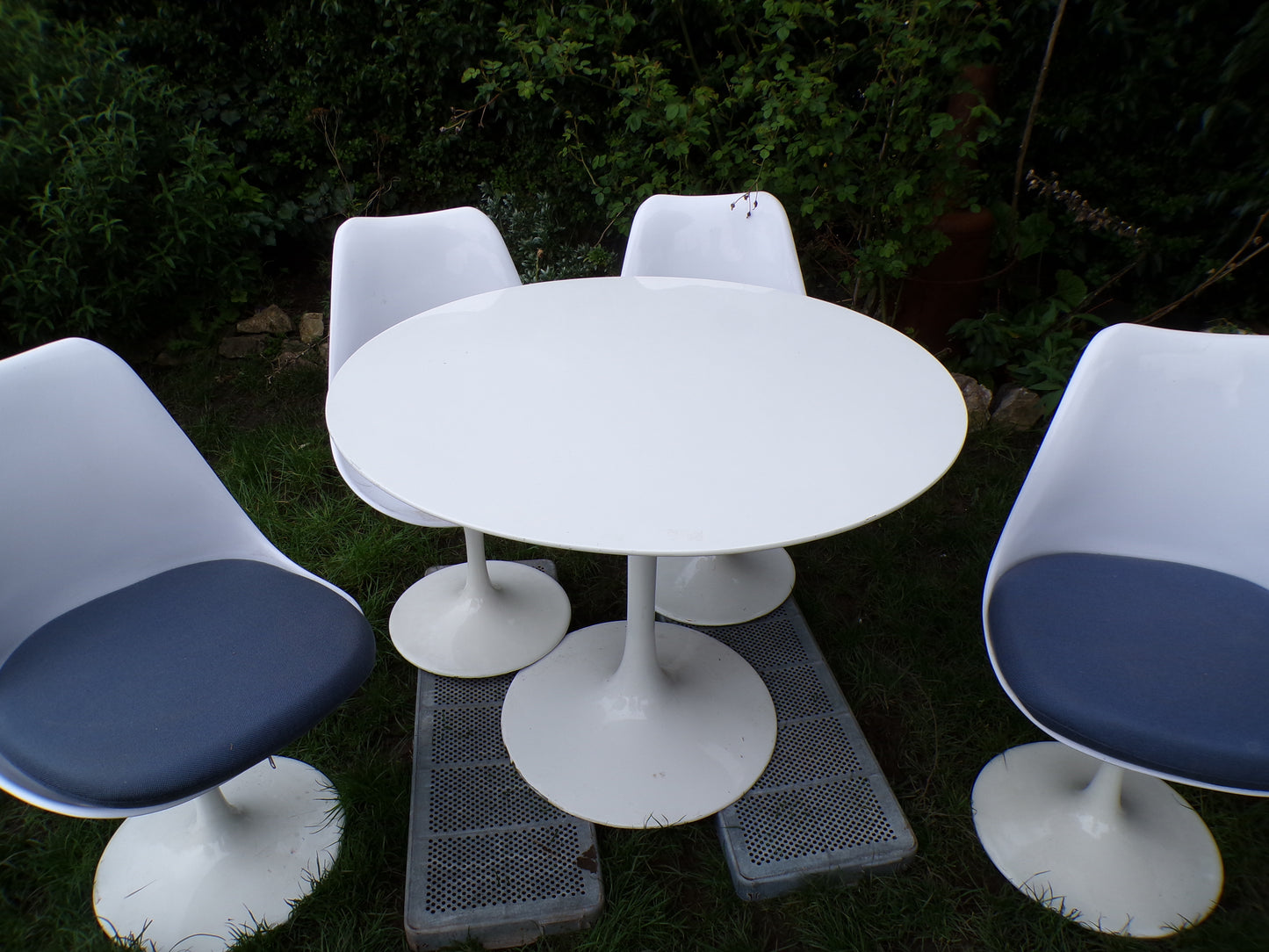 Iconic mid Eero Saarin style tulip chairs and associated table