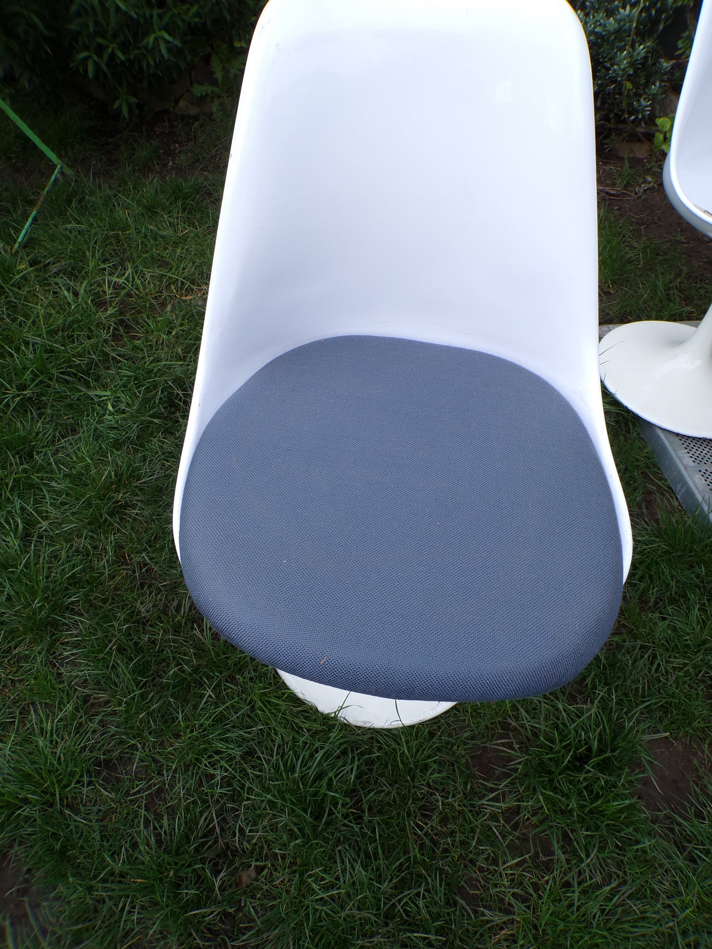 Iconic mid Eero Saarin style tulip chairs and associated table