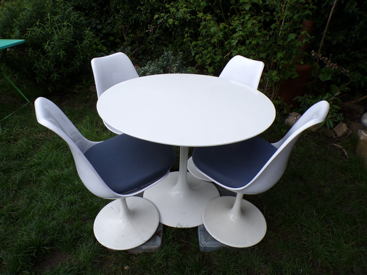 Iconic mid Eero Saarin style tulip chairs and associated table